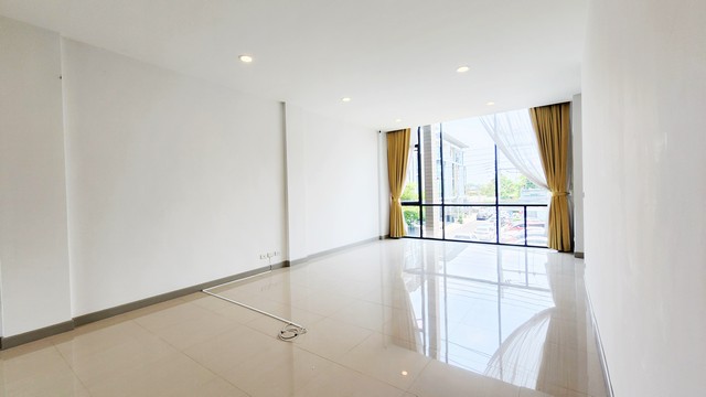 บ้าน พรีเมี่ยม เพลส ใหญ่ 24 ตร.ว. 3 Bedroom ใกล้กับ - SECRET DEAL เหมะทำออฟฟิศและที่อยู่อาศัย โครงการไพรเวท เพียง 43 หลัง เป็นโครงการปิด ถนนหลักกว้าง 11.00 เมตร ใกล้กับถนนหลัก เข้า-ออกได้หลายเส้นทาง ใกล้ทางด่วน มีแหล่งของกินหลากหลาย