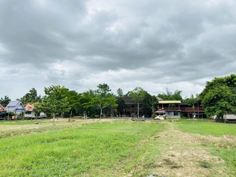 ขายที่ดินพร้อมบ้านเรือนไทยประยุกต์ เนื้อที่ 7-3-70 ไร่ ต.หมอนนาง อ.พนัสนิคม จ.ชลบุรี