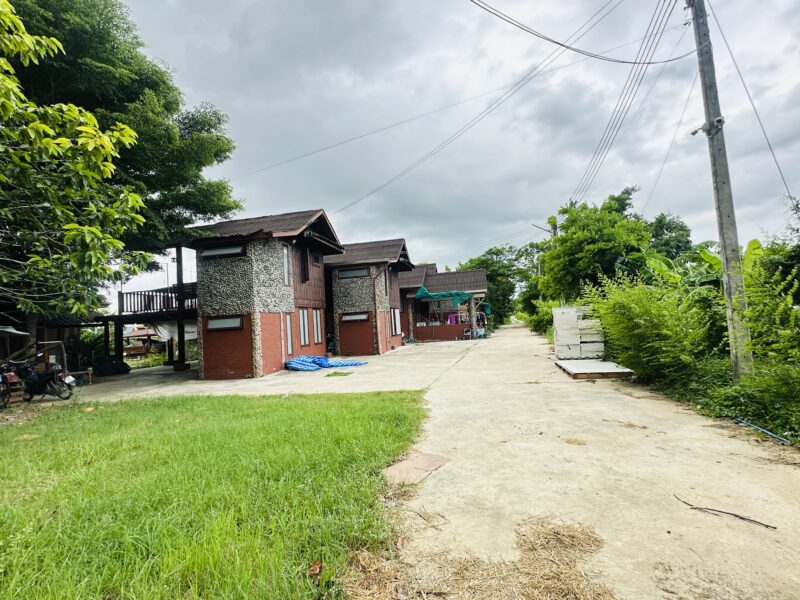 ขายที่ดินพร้อมบ้านเรือนไทยประยุกต์ เนื้อที่ 7-3-70 ไร่ ต.หมอนนาง อ.พนัสนิคม จ.ชลบุรี