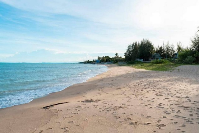 ขายบ้านพร้อมที่ดินติดทะเล หาดส่วนตัว อ.เมือง จังหวัดประจวบคีรีขันธ์​ แปลงสวย ขนาดกำลังดี ทำเลดีมากๆ