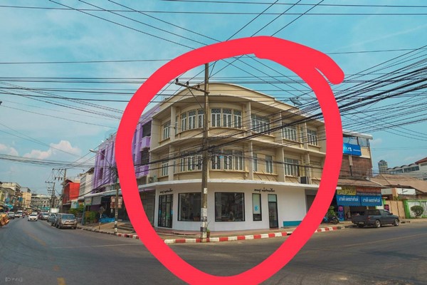 ขาย อาคารพาณิชย์ 3 ชั้น อยู่หัวมุม ต.ในเมือง อ.เมืองร้อยเอ็ด ใกล้บึงพลาญชัย Tel. 063-289-7879