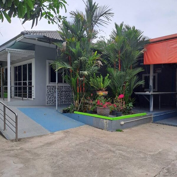 ขายบ้านเดี่ยว 1 ชั้น หมู่บ้านหนองสรวง อ.ศรีประจันต์ สุพรรณบุรี ใกล้โรงเรียน โรงพยาบาล ตลาด โทร 0869220218