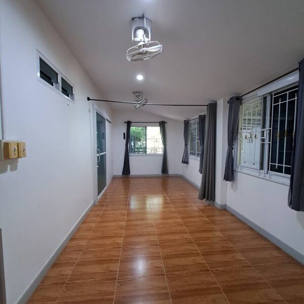 ขายบ้านเดี่ยว 1 ชั้น หมู่บ้านหนองสรวง อ.ศรีประจันต์ สุพรรณบุรี ใกล้โรงเรียน โรงพยาบาล ตลาด โทร 0869220218