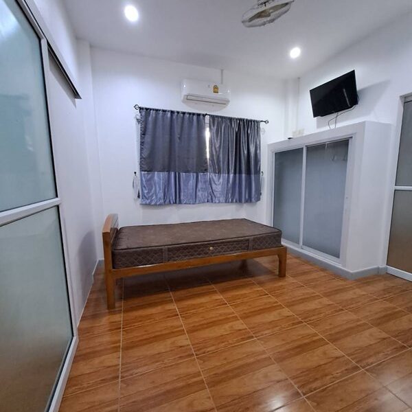 ขายบ้านเดี่ยว 1 ชั้น หมู่บ้านหนองสรวง อ.ศรีประจันต์ สุพรรณบุรี ใกล้โรงเรียน โรงพยาบาล ตลาด โทร 0869220218