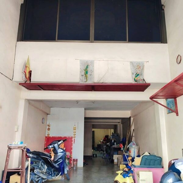 ขายอาคารพาณิชย์ 3.5 ชั้น หมู่บ้านดีเค ซอย 30 สภาพดี วิวหลังบ้านสวย เจ้าของขายเอง โทร 095-165-3654