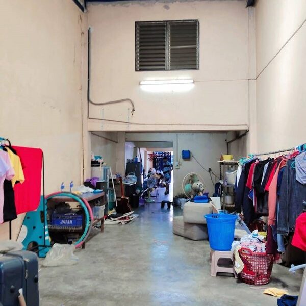 ขายอาคารพาณิชย์ 3.5 ชั้น หมู่บ้านดีเค ซอย 30 สภาพดี วิวหลังบ้านสวย เจ้าของขายเอง โทร 095-165-3654