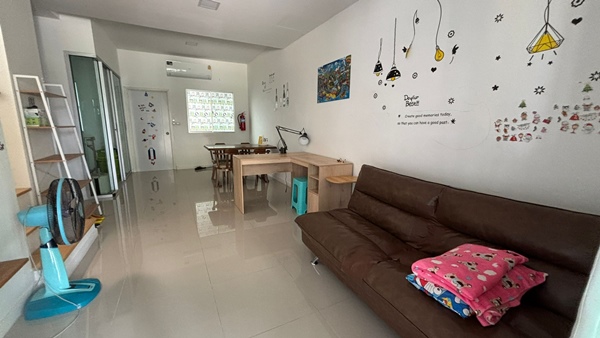 บ้านทาวน์โฮม 2 ชั้น พร้อมอยู่ โครงการ พฤกษาวิลล์ 108 สุขุมวิท-บางพระ ทำเลเยี่ยม ติดสวนหน้าบ้าน สระว่ายน้ำ และฟิตเนส ใจกลางบางพระ โทร 0838266099