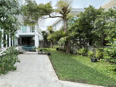 บ้านเดี่ยวหรู พร้อมสระว่ายน้ำ & สวนส่วนตัว ใจกลางสุขุมวิท 71