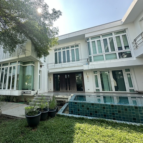 บ้านเดี่ยวหรู พร้อมสระว่ายน้ำ & สวนส่วนตัว ใจกลางสุขุมวิท 71