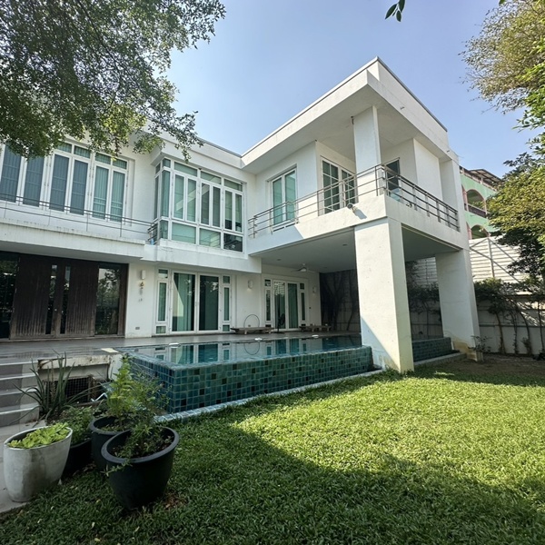 บ้านเดี่ยวหรู พร้อมสระว่ายน้ำ & สวนส่วนตัว ใจกลางสุขุมวิท 71