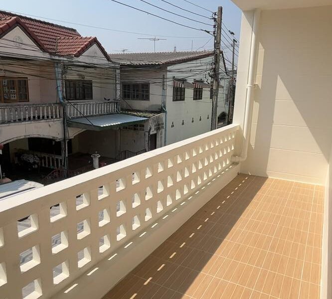 ขายทาวน์เฮ้าส์ 2 ชั้น รีโนเวทใหม่ สวยพร้อมอยู่