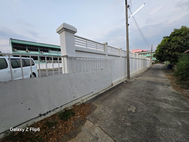ขายที่ดินสวยมาก ใจกลางเมือง เนื้อที่ 3 งาน 57 ตรว. พร้อมรั้วคอนกรีต มีน้ำไฟพร้อมปลูกบ้าน