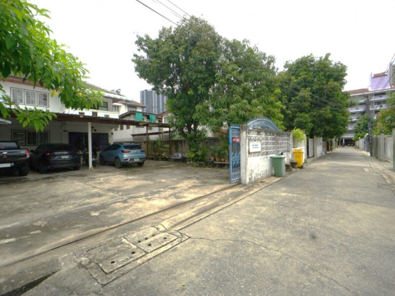 ขาย ที่ดิน บางซื่อ พร้อมบ้านและหอพัก 126 ตร.วา ทำเลใจกลางเมือง ซ.สะพานขวา ใกล้ MRT เตาปูน เหมาะสร้างอพาร์ตเมนต์หรือที่พักอาศัย