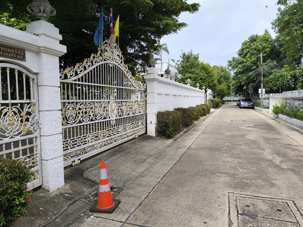 ขายด่วนบ้านพร้อมที่ดินผืนใหญ่ใจกลางเมืองปากน้ำ ใกล้ BTS เพียง 290 เมตร