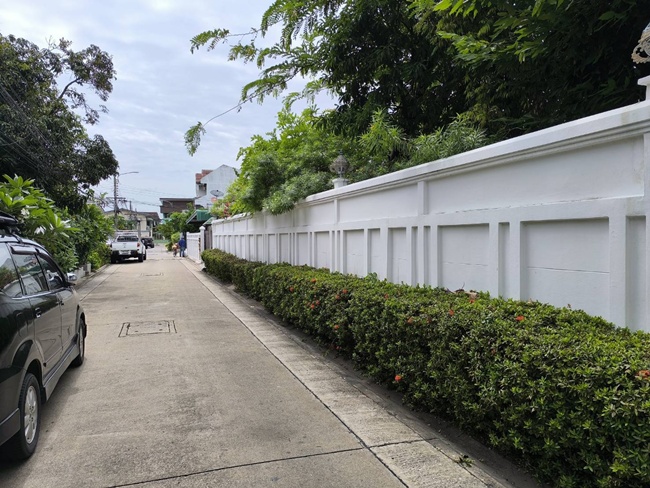 ขายด่วนบ้านพร้อมที่ดินผืนใหญ่ใจกลางเมืองปากน้ำ ใกล้ BTS เพียง 290 เมตร
