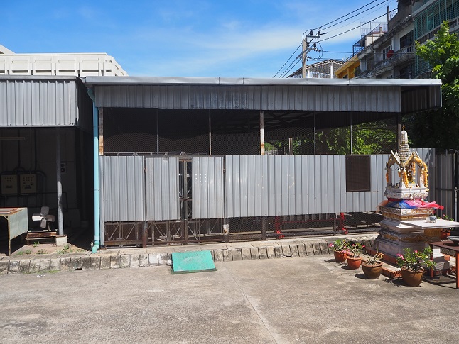 ให้เช่าที่ดินทรงสี่เหลี่ยมผืนผ้าเนื้อที่ประมาณ53ตร.วา ทำเลทอง ใกล้โรงงานไทยวาโก้ มีโครงสังกะสีเป็นโรงเรือนพร้อมประตูสังกะสี พื้นโบกปูนเรียบ