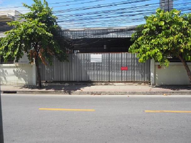 ให้เช่าที่ดินทรงสี่เหลี่ยมผืนผ้าเนื้อที่ประมาณ53ตร.วา ทำเลทอง ใกล้โรงงานไทยวาโก้ มีโครงสังกะสีเป็นโรงเรือนพร้อมประตูสังกะสี พื้นโบกปูนเรียบ