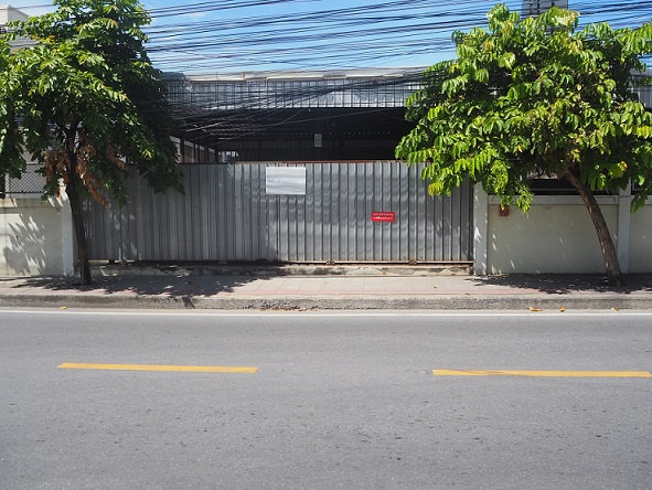 ให้เช่าที่ดินทรงสี่เหลี่ยมผืนผ้าเนื้อที่ประมาณ53ตร.วา ทำเลทอง ใกล้โรงงานไทยวาโก้ มีโครงสังกะสีเป็นโรงเรือนพร้อมประตูสังกะสี พื้นโบกปูนเรียบ