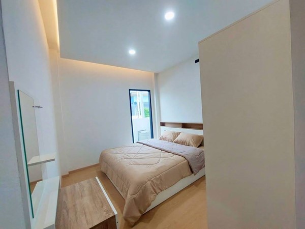 บ้านเเฝดสวยพร้อมอยู่ บ้านบึง ชลบุรี เริ่ม 2.xx ล้าน! 2นอน ถนนกว้าง ไม่ตัน เข้าซอยไหนก็ได้ เเละมาพร้อมกับเลขที่มงคล 999 หมู่บ้านนพดาวิลเลท