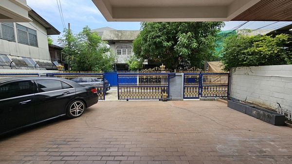 ขายด่วน! บ้านเดี่ยว 2 ชั้น พร้อมผู้เช่า ใจกลางย่านอารีย์ พหลโยธิน ตกแต่งพร้อมอยู่ โทร 061-982-9696