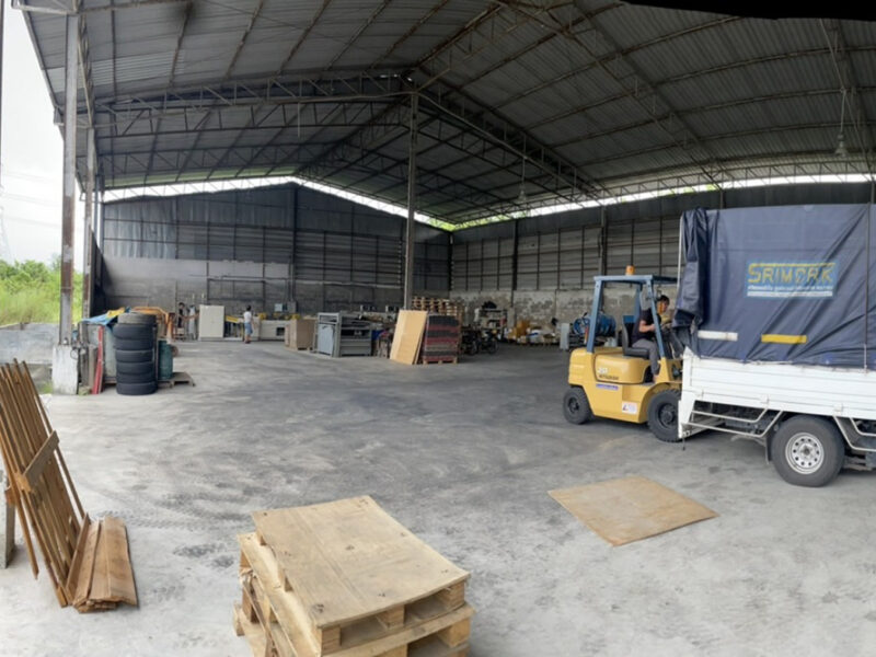 ขาย ที่ดิน พร้อมโกดัง บ้าน2ชั้น ทุ่งขวาง พนัสนิคม ติดถ.สำนักขาม-ทุ่งเหียง 5 ไร่ 1 งาน 87 ตร.วา เทพื้นปูนไว้แล้ว เหมาะทำโกดัง โครงการจัดสรร