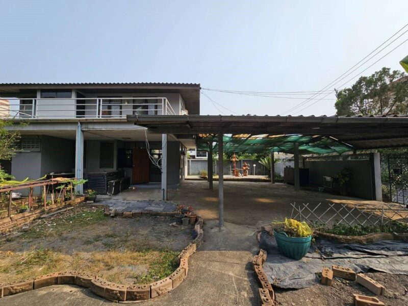 ขายและให้เช่าบ้านเดี่ยวเก่า เนื้อที่ดินครึ่งไร่ ต้องปรับปรุง ไม่มีเฟอร์ ลาดพร้าว ใกล้ห้างเซ็นทรัลลาดพร้าว