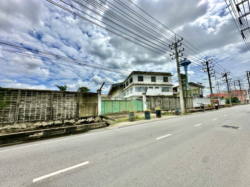 ขายโรงงานพร้อมสำนักงาน 3 ชั้น เนื้อที่ 2-3-82 ไร่ ซอยสุขาภิบาล 2 ถนนพุทธมณฑลสาย 4 ตำบลอ้อมน้อย อำเภอกระทุ่มแบน จังหวัดสมุทรสาคร