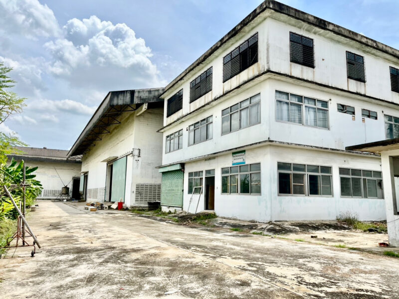 ขายโรงงานพร้อมสำนักงาน 3 ชั้น เนื้อที่ 2-3-82 ไร่ ซอยสุขาภิบาล 2 ถนนพุทธมณฑลสาย 4 ตำบลอ้อมน้อย อำเภอกระทุ่มแบน จังหวัดสมุทรสาคร