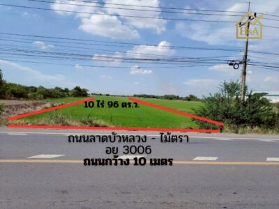 ที่ดินติดถนนลาดบัวหลวง–ไม้ตรา 📍 ต.พระยาบันลือ อ.ลาดบัวหลวง จ.พระนครศรีอยุธยา เนื้อที่: 10 ไร่ 96 ตารางวา (รวม 4,096 ตารางวา)