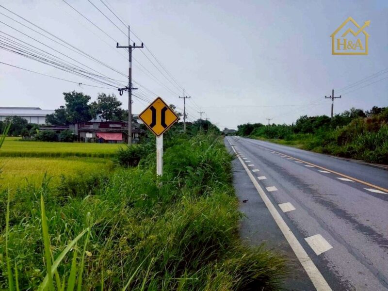 ที่ดินติดถนนลาดบัวหลวง–ไม้ตรา 📍 ต.พระยาบันลือ อ.ลาดบัวหลวง จ.พระนครศรีอยุธยา เนื้อที่: 10 ไร่ 96 ตารางวา (รวม 4,096 ตารางวา)