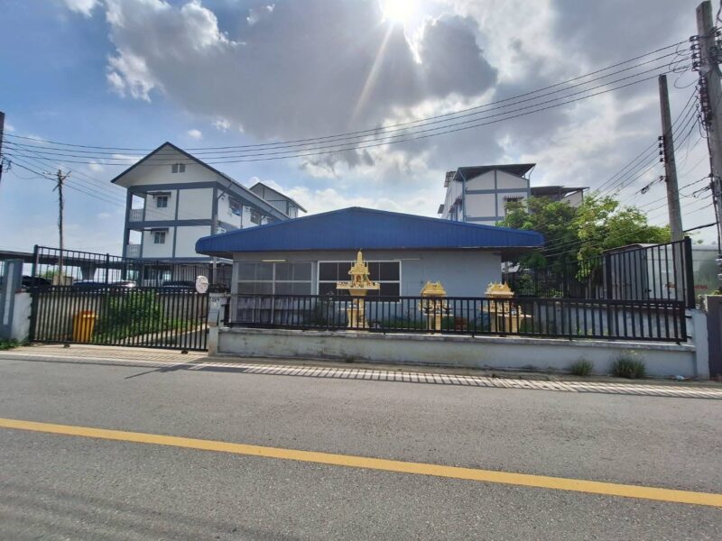 ขายที่ดินพร้อมสิ่งปลูกสร้าง ติดถนนบางนา กม.24 เข้าซอยเพียง150 ม. เท่านั้น