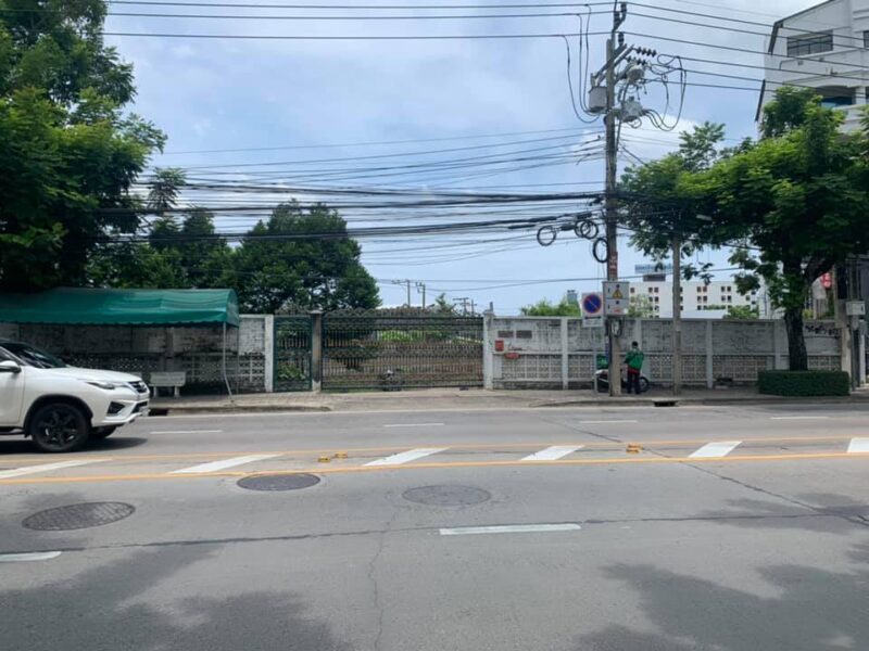 ขายที่ดินแปลงสวยติดถนน 2 ด้าน ติดถนนเฉลิมพระเกียรติ ร.9 และถนนซอยเฉลิมพระเกียรติ 12
