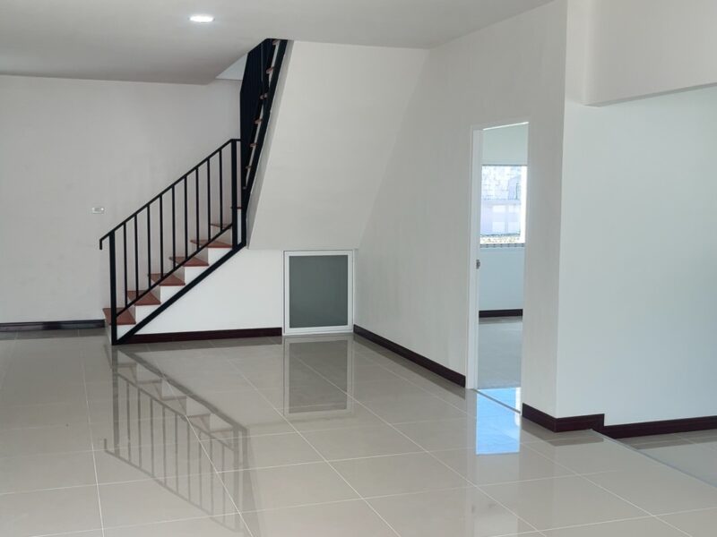 บ้านพร้อมโกดัง บนที่ดินใหญ่ 567 ตร.ว. ทำเลเมืองชลบุรี