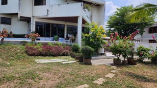 บ้านสวยพร้อมอยู่สองหลังใหญ่บนเนื้อที่กว้าง 550 ตารางวา ทำเลทองใกล้ถนนเพชรเกษมซอยหมอศรีใกล้โรงเรียนยอแซฟ