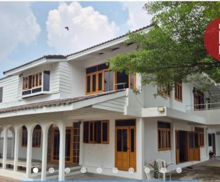บ้านสวยพร้อมอยู่สองหลังใหญ่บนเนื้อที่กว้าง 550 ตารางวา ทำเลทองใกล้ถนนเพชรเกษมซอยหมอศรีใกล้โรงเรียนยอแซฟ