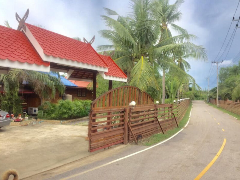 ขายที่ดินพร้อมรีสอร์ท 25-0-75.4 ไร่ (แบ่งขาย) ติดถนนพระรามที่ 2 จ.สมุทรสงคราม