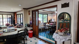 บ้านสวยพร้อมอยู่สองหลังใหญ่บนเนื้อที่กว้าง 550 ตารางวา ทำเลทองใกล้ถนนเพชรเกษมซอยหมอศรีใกล้โรงเรียนยอแซฟ