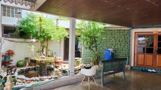 บ้านสวยพร้อมอยู่สองหลังใหญ่บนเนื้อที่กว้าง 550 ตารางวา ทำเลทองใกล้ถนนเพชรเกษมซอยหมอศรีใกล้โรงเรียนยอแซฟ