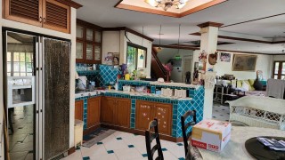 บ้านสวยพร้อมอยู่สองหลังใหญ่บนเนื้อที่กว้าง 550 ตารางวา ทำเลทองใกล้ถนนเพชรเกษมซอยหมอศรีใกล้โรงเรียนยอแซฟ