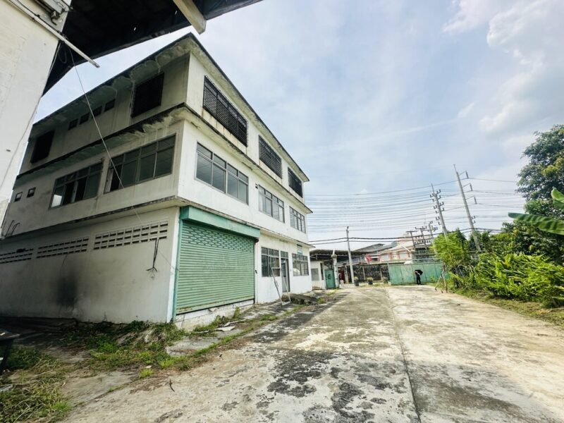 ขายโรงงาน 2 หลัง พร้อมสำนักงาน 3 ชั้น เนื้อที่ 2-3-82 ไร่ ซอยสุขาภิบาล 2 ถนนพุทธมณฑลสาย 4 ตำบลอ้อมน้อย อำเภอกระทุ่มแบน จังหวัดสมุทรสาคร