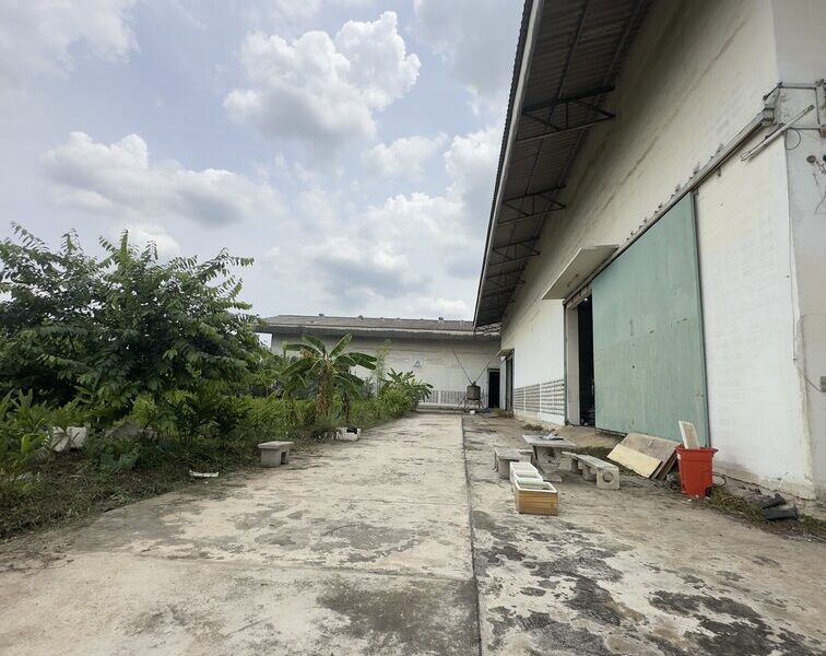 ขายโรงงาน 2 หลัง พร้อมสำนักงาน 3 ชั้น เนื้อที่ 2-3-82 ไร่ ซอยสุขาภิบาล 2 ถนนพุทธมณฑลสาย 4 ตำบลอ้อมน้อย อำเภอกระทุ่มแบน จังหวัดสมุทรสาคร