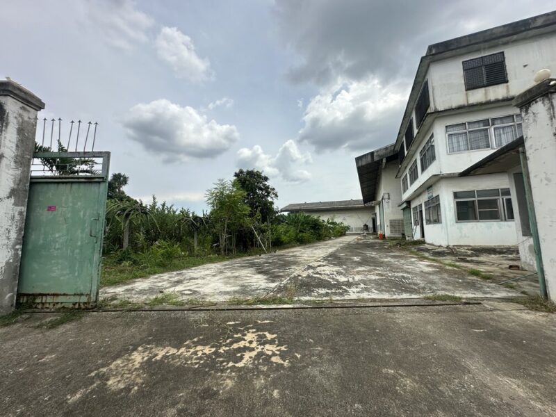 ขายโรงงาน 2 หลัง พร้อมสำนักงาน 3 ชั้น เนื้อที่ 2-3-82 ไร่ ซอยสุขาภิบาล 2 ถนนพุทธมณฑลสาย 4 ตำบลอ้อมน้อย อำเภอกระทุ่มแบน จังหวัดสมุทรสาคร