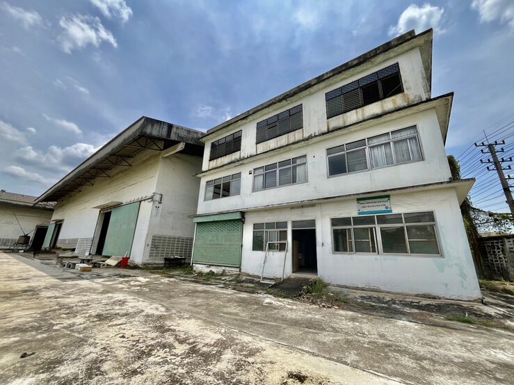 ขายโรงงาน 2 หลัง พร้อมสำนักงาน 3 ชั้น เนื้อที่ 2-3-82 ไร่ ซอยสุขาภิบาล 2 ถนนพุทธมณฑลสาย 4 ตำบลอ้อมน้อย อำเภอกระทุ่มแบน จังหวัดสมุทรสาคร