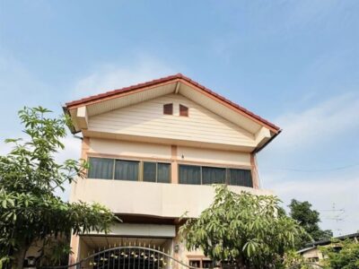 ขายบ้านพร้อมที่ดิน ในตัวเมืองพิษณุโลก 2 ชั้น มีดาดฟ้า เนื้อที่ 42 ตร.ว. แถมฟรีเฟอร์นิเจอร์ พร้อมเข้าอยู่ โทร 081-9629980