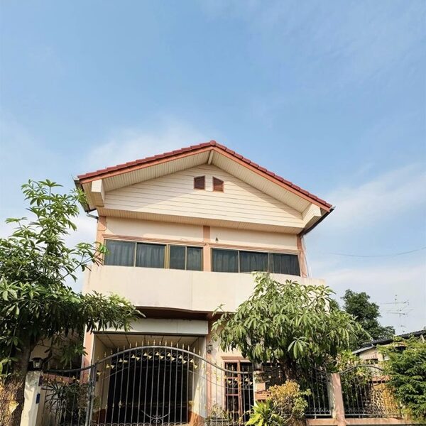 ขายบ้านพร้อมที่ดิน ในตัวเมืองพิษณุโลก 2 ชั้น มีดาดฟ้า เนื้อที่ 42 ตร.ว. แถมฟรีเฟอร์นิเจอร์ พร้อมเข้าอยู่ โทร 081-9629980