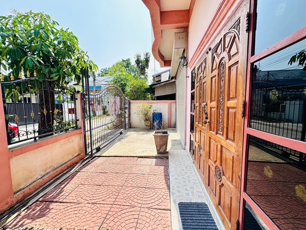 ขายบ้านพร้อมที่ดิน ในตัวเมืองพิษณุโลก 2 ชั้น มีดาดฟ้า เนื้อที่ 42 ตร.ว. แถมฟรีเฟอร์นิเจอร์ พร้อมเข้าอยู่ โทร 081-9629980