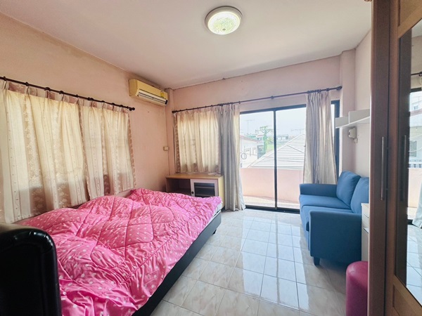 ขายบ้านพร้อมที่ดิน ในตัวเมืองพิษณุโลก 2 ชั้น มีดาดฟ้า เนื้อที่ 42 ตร.ว. แถมฟรีเฟอร์นิเจอร์ พร้อมเข้าอยู่ โทร 081-9629980