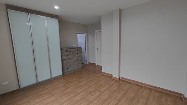 ให้เช่าทาวน์โฮม คลอง4 ลำลูกกา ปทุมธานี 20 ตร.ว สภาพใหม่พร้อมเข้าอยู่ โทร 088-2523771