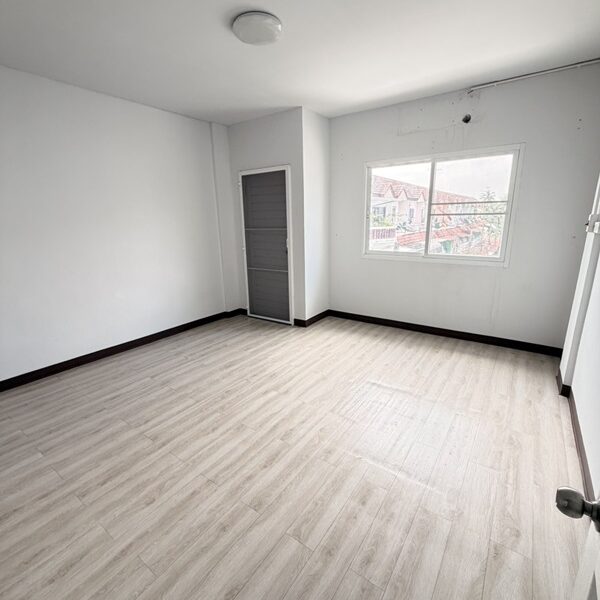 ให้เช่าทาวเฮ้าส์ 3 ชั้น หมู่บ้าน สินทวีแกรนด์วิลเลจน์ รีโนเวท บ้านพร้อมอยู่ บ้านเปล่า โทร 081-821-8151