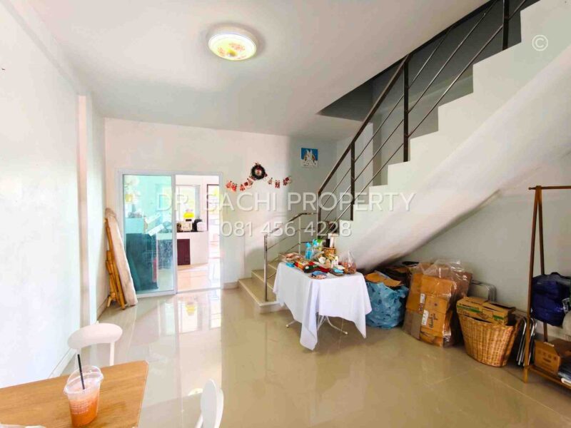 ขายที่ดินพร้อมสิ่งปลูกสร้าง ทาวน์โฮม 2 ชั้น 39.1 ตรว. หลังมุม สภาพสวยพร้อมอยู่ ทำเลดี ใกล้ Global House ลำพูน